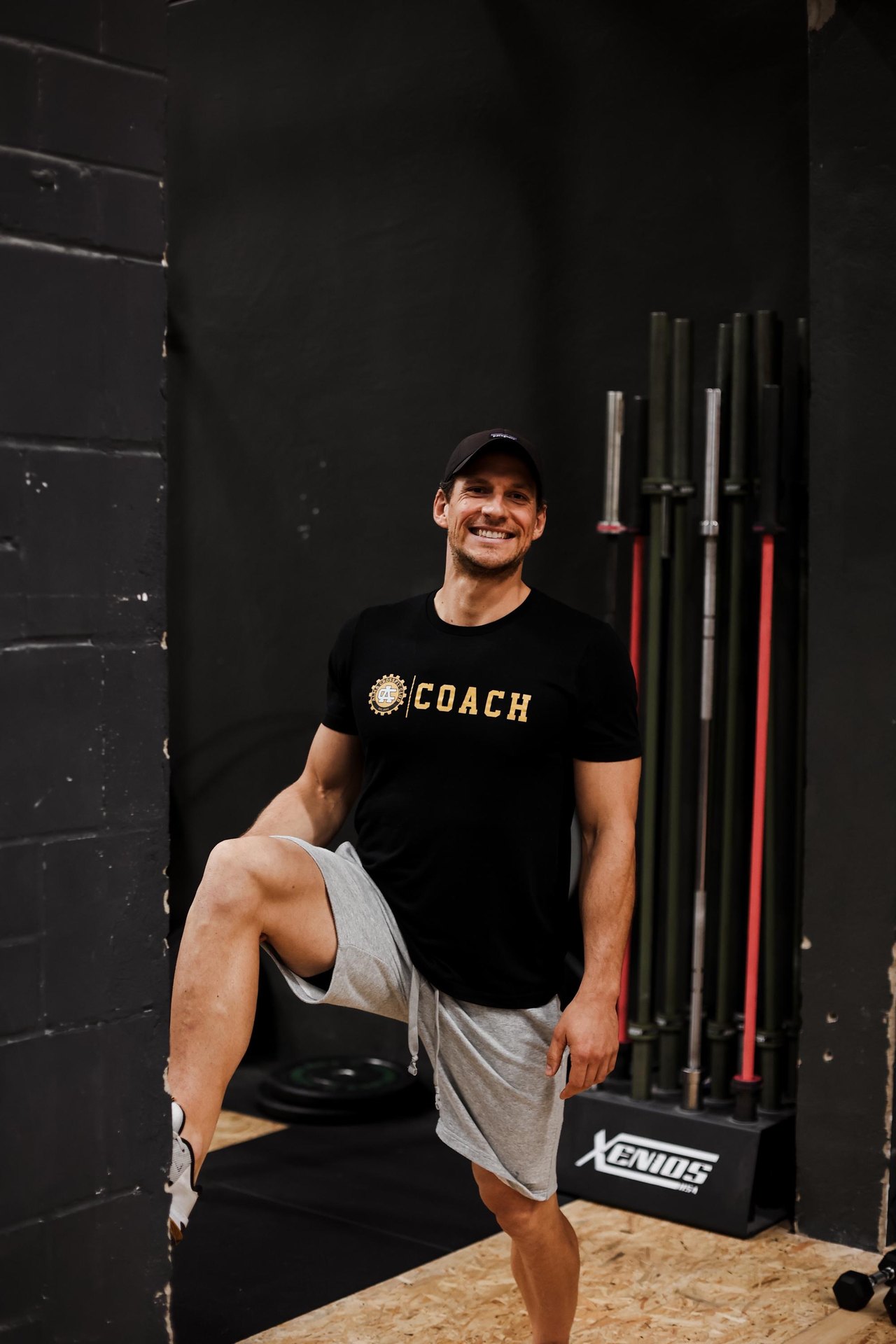 Timm Rennertz im Gym, im Coach-Shirt